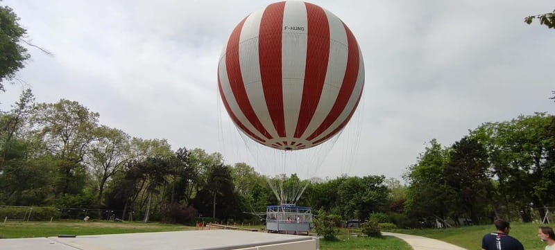 Walk along the Champs-Élysées in Budapest - Key Points