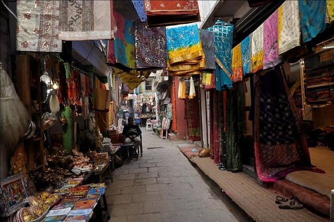 Walk Through The Streets Of Varanasi - Key Points