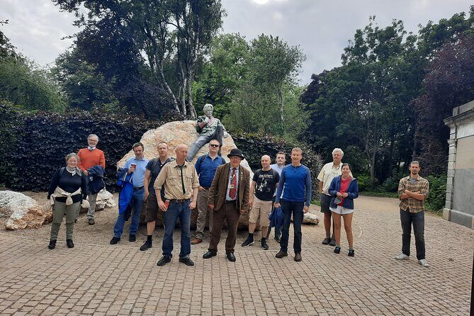 Walking tour in Merrion Square Park with a pint of Guinness Dublin Rogues Tour - The Experience in Detail