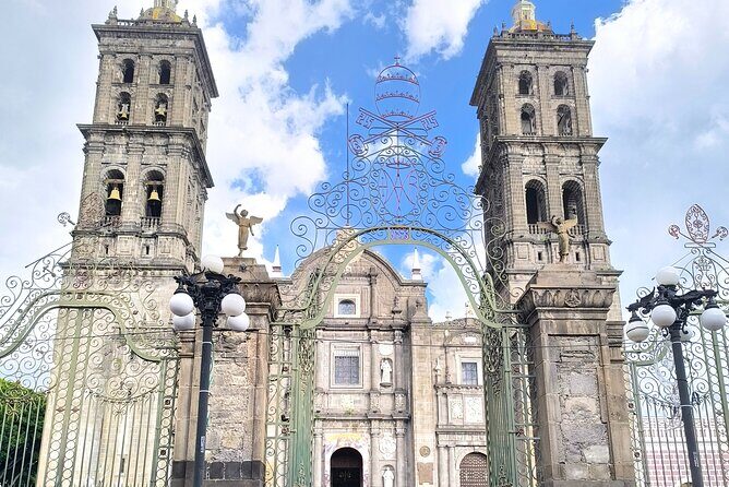 Walking tour of legends and Poblano cuisine - Starting Point: The Biblioteca Palafoxiana