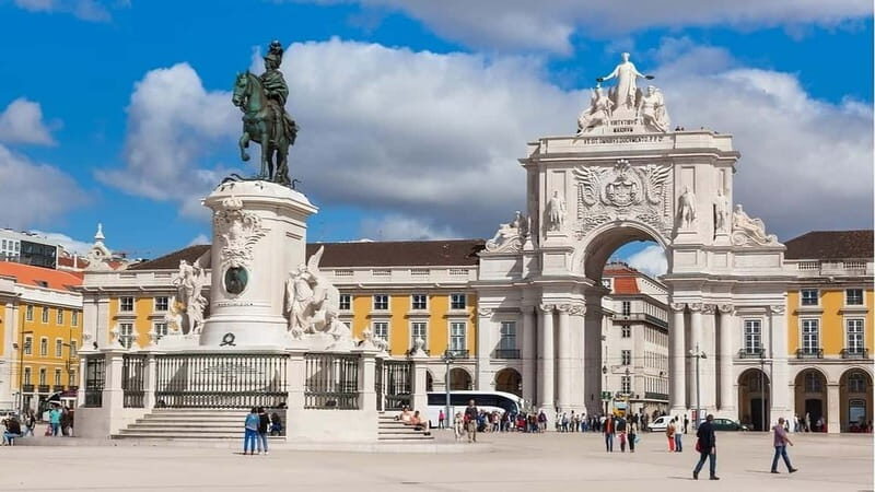 Walking tour of Lisbon: Journey through Portuguese heritage - Roaming Rua Augusta & Praça do Comércio
