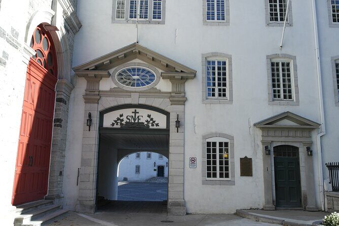 Walking tour with Guide Felix and his dog Meo - Key Points