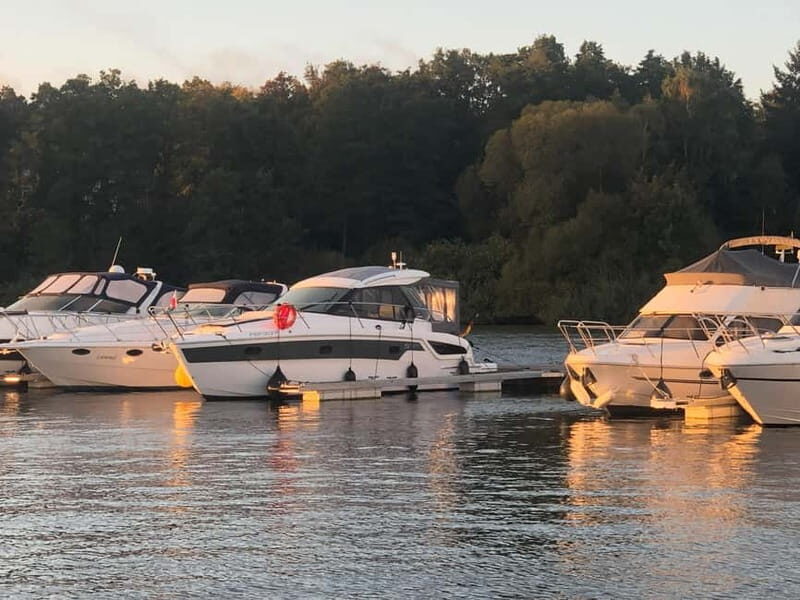 Waren (Müritz): Fun Cruise motor yacht with skipper - 4 hours - Key Points