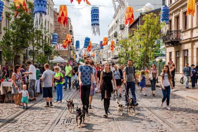 Warsaw: Praga District Tour with Vodka Museum and Tasting - Key Points