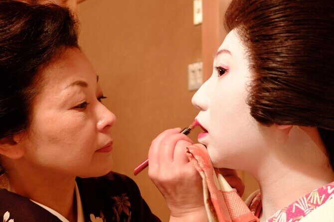Watch the Young Geisha do their makeup and Get Ready! - Key Points