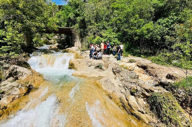 Waterfall Horsetail and dam of the mouth and village Magic - Key Points