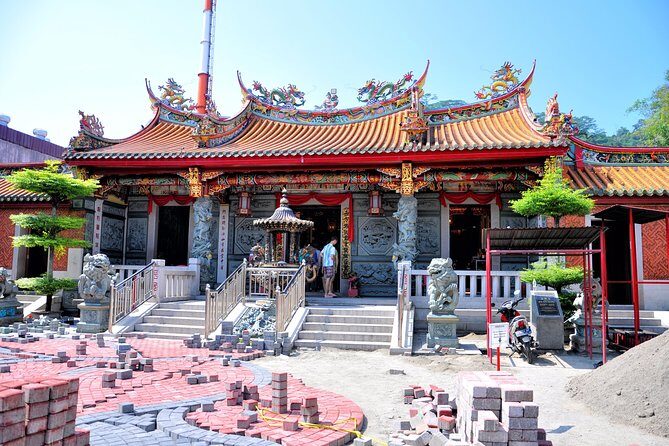 West Sumatra Cultural Tour With Accommodation 4 Days 3 Nights - Authentic Experiences That Shine
