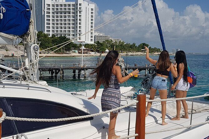 Wild adult catamaran party sailing to Isla Mujeres - Who is this tour best for?