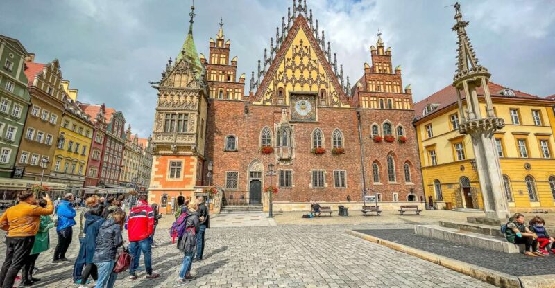Wrocaw: Old Town and Ostrów Tumski Walking Tour in English - An in-depth look at the tour experience