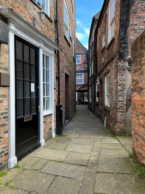 Yorks Snickelways Story Walking Tour - Key Points