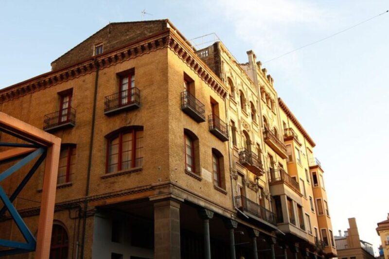 Zaragoza: Private custom tour with a local guide - The Guide and the Experience